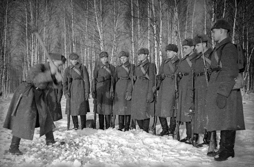 Передовое стрелковое отделение младшего командира М. А. Леухина. Леухин показывает бойцам, как надо пользоваться киркой, 1940 год
