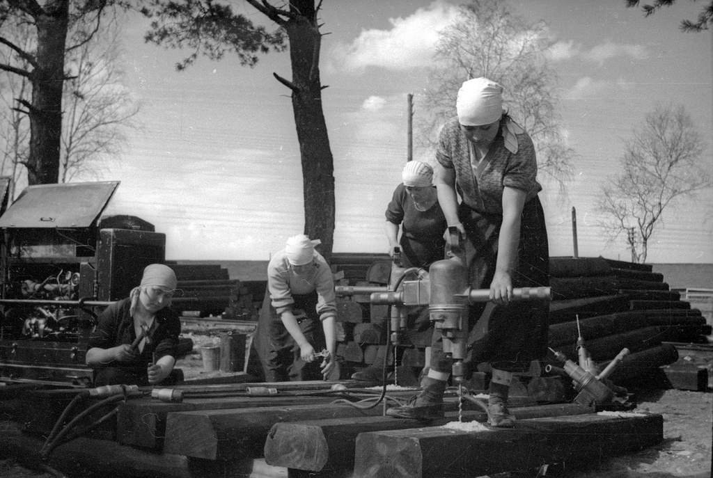 Строительство железной дороги в районе Вязьмы. Сверловка шпал, 1930-е. 