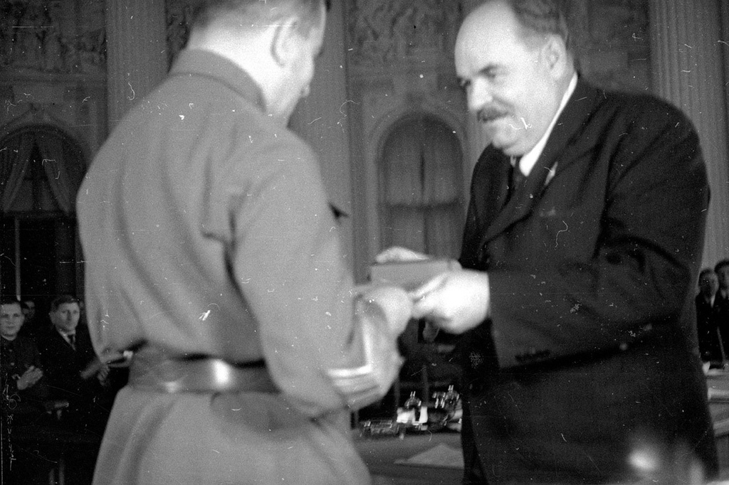 Алексей Егорович Бадаев с награжденным, 1940 год, г. Москва