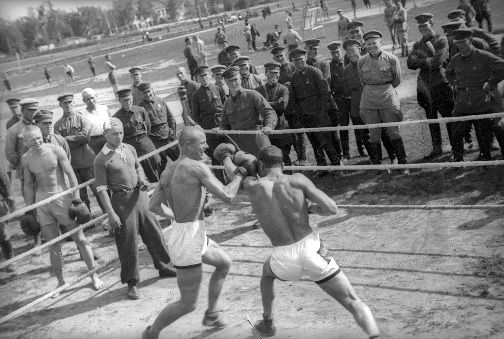 Из серии «Физкультура», 1934 год, г. Москва. 1-я Советская объединенная военная школа РККА имени ВЦИК (ныне – Московское высшее военное командное училище). Летние военные лагеря. Физическая подготовка.