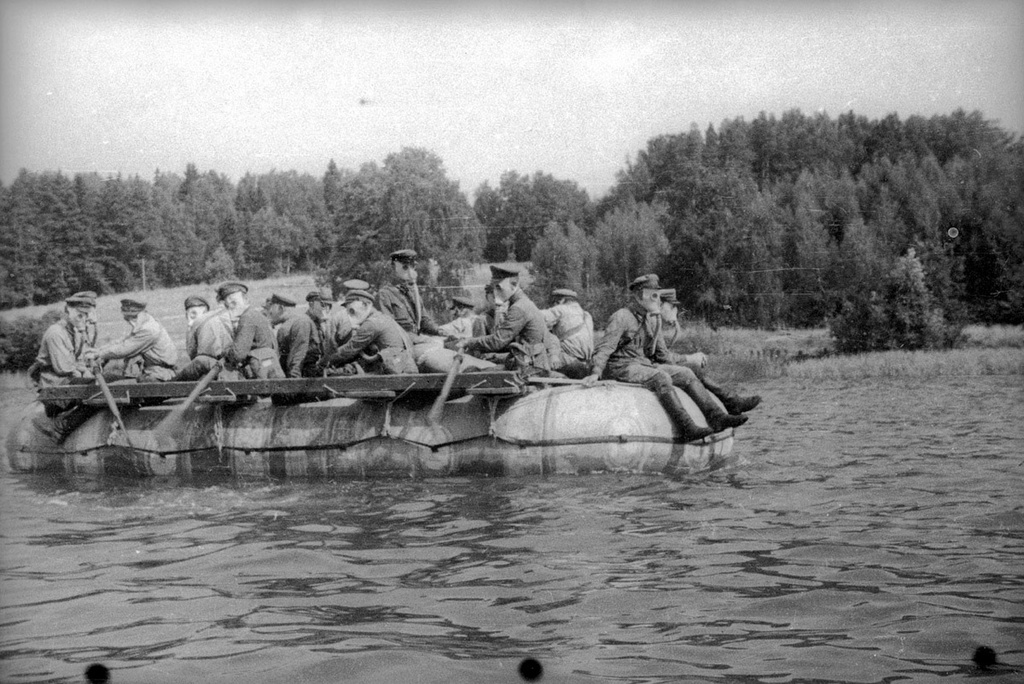 Бойцы на надувных лодках преодолевают водное препятствие, 1939 год