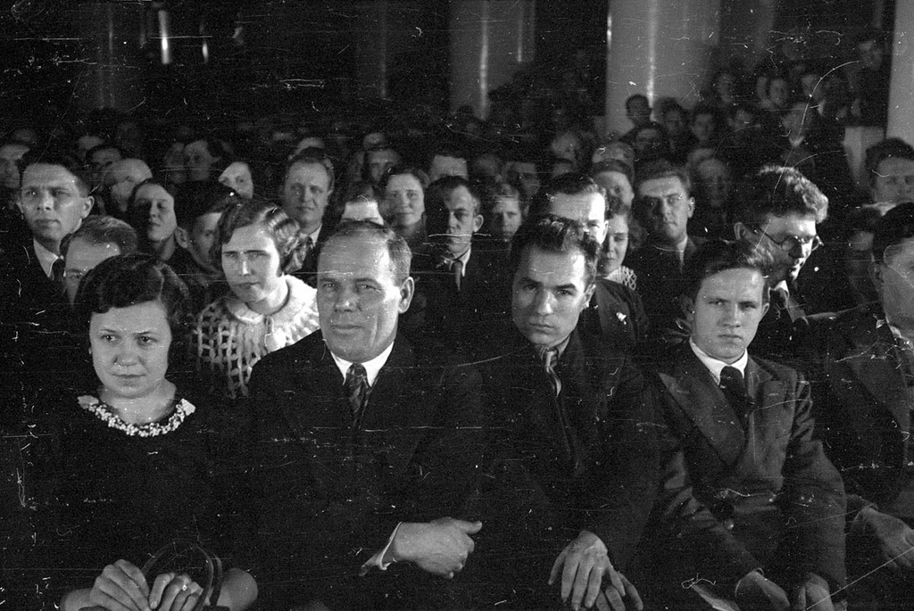 Торжественное заседание в Колонном зале Дома Союзов, посвященное 20-летию завода № 8 имени Калинина, 1938 год, г. Москва