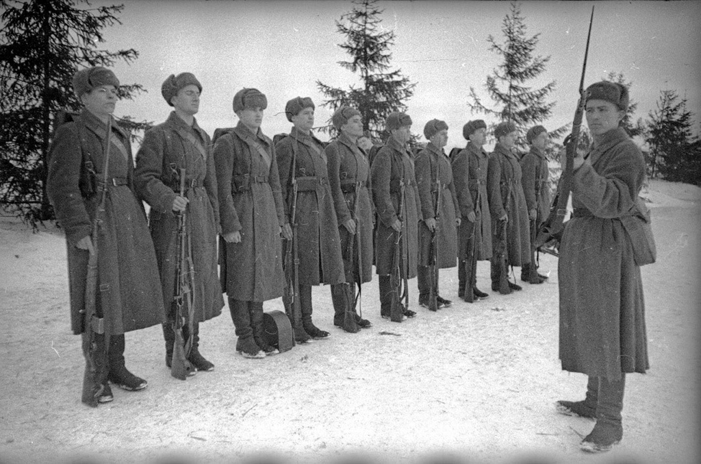 Передовое стрелковое отделение младшего командира Никанора Леухина. Леухин осматривает винтовку перед началом тактических учений, 1939 - 1940