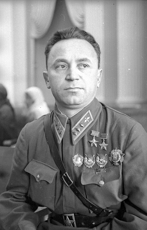 Комкор Сергей Прокофьевич Денисов, дважды герой Советского Союза, 1940 год, г. Москва