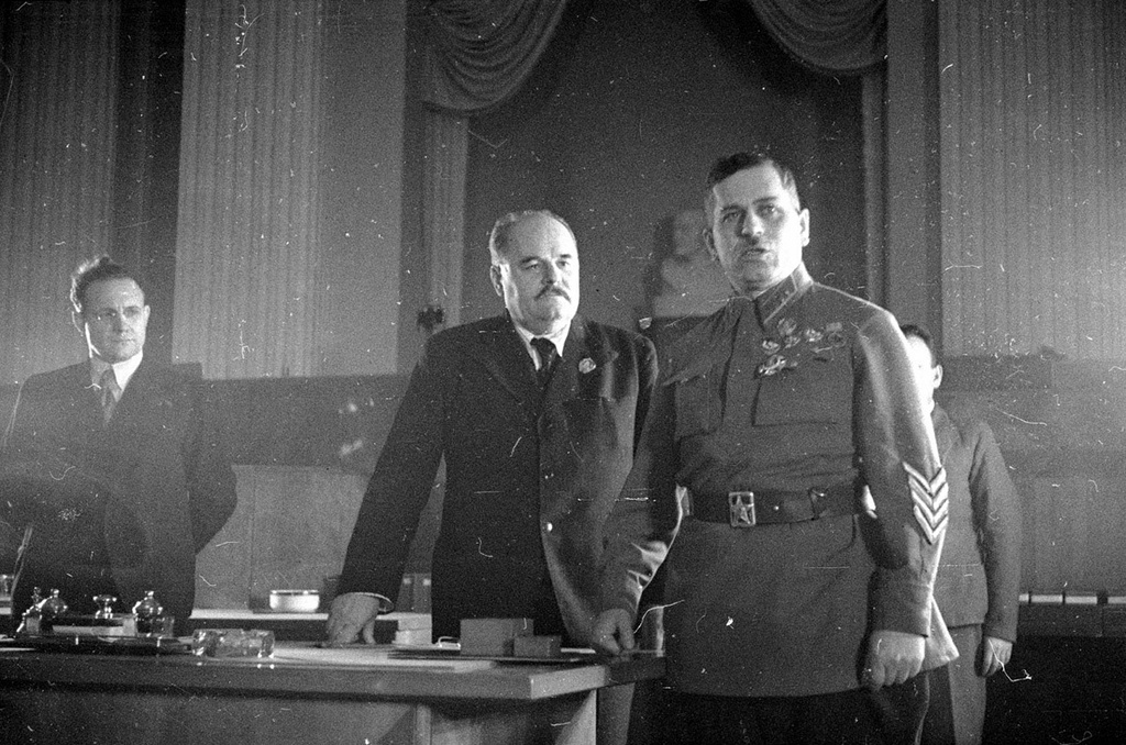 Григорий Михайлович Штерн произносит речь, 1940 год, г. Москва