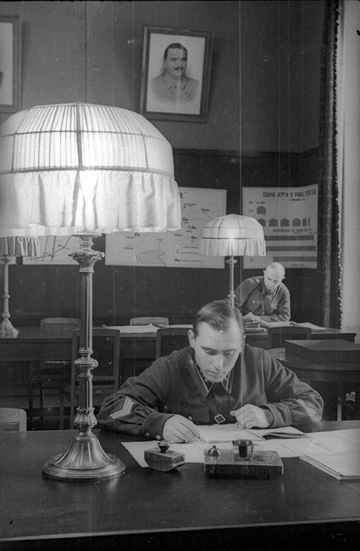 Читальный зал академической библиотеки. Академия механизации и модернизации им. Сталина, ноябрь 1940, г. Москва. С 1967 года – Военная академия бронетанковых войск имени Маршала Советского Союза Р. Я. Малиновского. Академия существовала с 1932 по 1998 год.