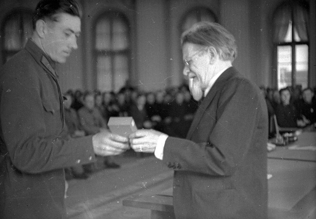 Михаил Калинин вручает награду, 1940 - 1941, г. Москва