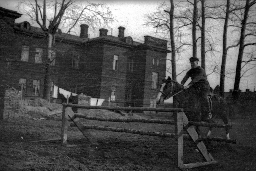 Кавалерист на коне преодолевает преграду, 1939 год