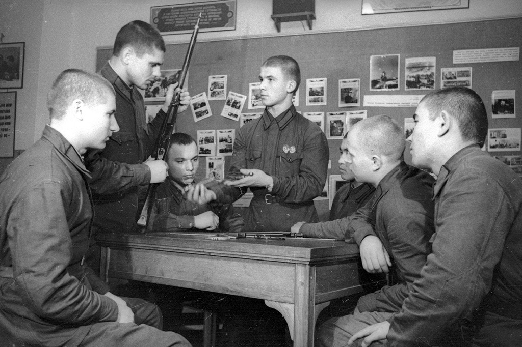 Младший командир Г. Чорный (слева) проводит занятия с молодыми бойцами по изучению винтовки, ноябрь 1940, г. Москва. Военная академия механизации и моторизации РККА имени И. В. Сталина. С 1967 года – Военная академия бронетанковых войск имени Маршала Советского Союза Р. Я. Малиновского. Академия существовала с 1932 по 1998 год.