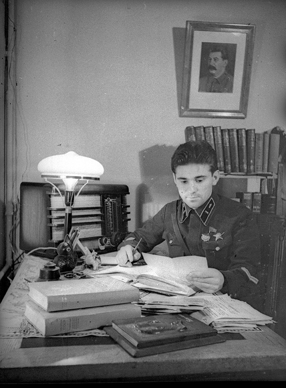 Мастер спорта Н. К. Иванов, красноармеец, 1940 год, г. Москва. Военная академия бронетанковых войск. Академия существовала с 1932 года по 1998 год.Располагалась в Екатерининском дворце в Лефортово.