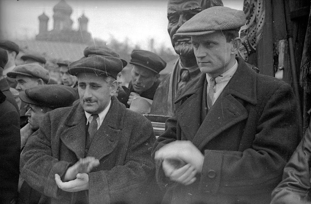 Директор завода «Красный пролетарий» Тараничев и замнаркома Акопов на заводе, апрель 1939, г. Москва. 