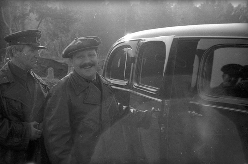Михаил Каганович садится в автомобиль, 1930-е
