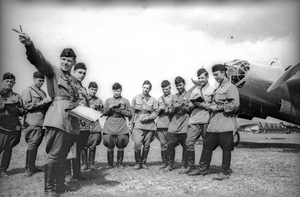 Командир части дает задание на полет, 1939 - 1941