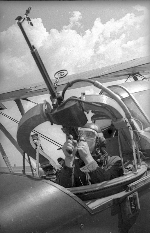 Летчики в кабине перед полетом, 1939 - 1941, Украинская ССР, г. Харьков