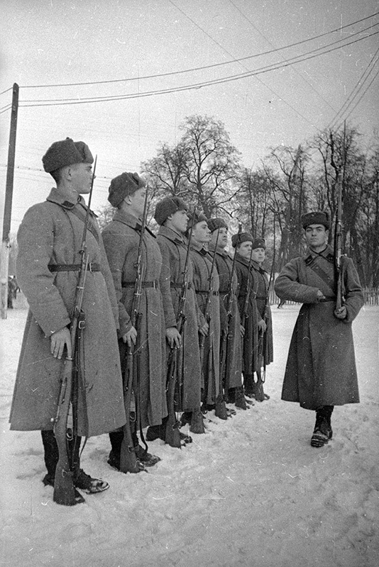 Младший сержант В. И. Усов занимается с молодыми бойцами строевой подготовкой. N дивизия МВО. Тактические учения, 1940 год