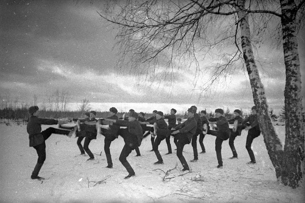 Передовое стрелковое отделение младшего командира М. А. Леухина. Утренняя физзарядка на воздухе, 1940 год