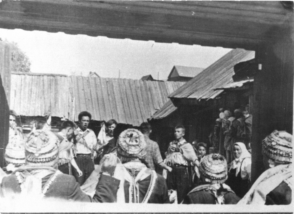 Свадьба. Выкуп невесты, 1960 год, Марийская АССР, Моркинский р-н. Выставка «Традиционная марийская свадьба» с этой фотографией.