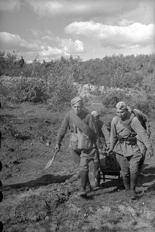 Пулемётчики меняют огневую позицию. Тактические учения в Западном Особом военном округе, август - сентябрь 1940