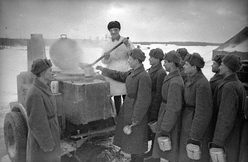 Передовое стрелковое отделение младшего командира М. А. Леухина. Повар-красноармеец А. С. Булавин выдает обед, 1940 год