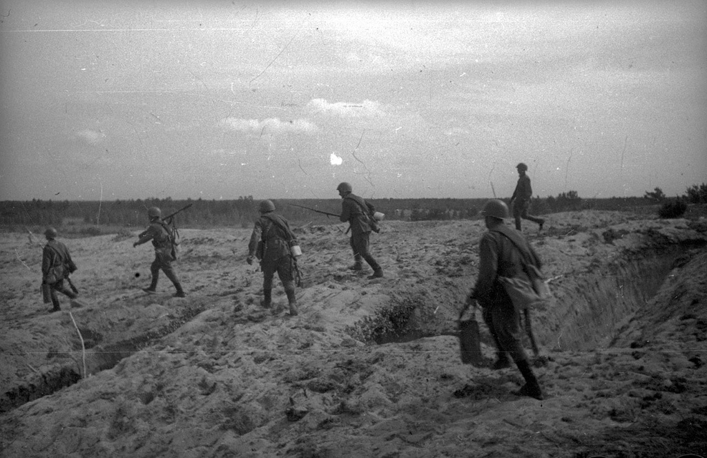 Атака пехоты. Тактические учения в Западном Особом военном округе, август - сентябрь 1940