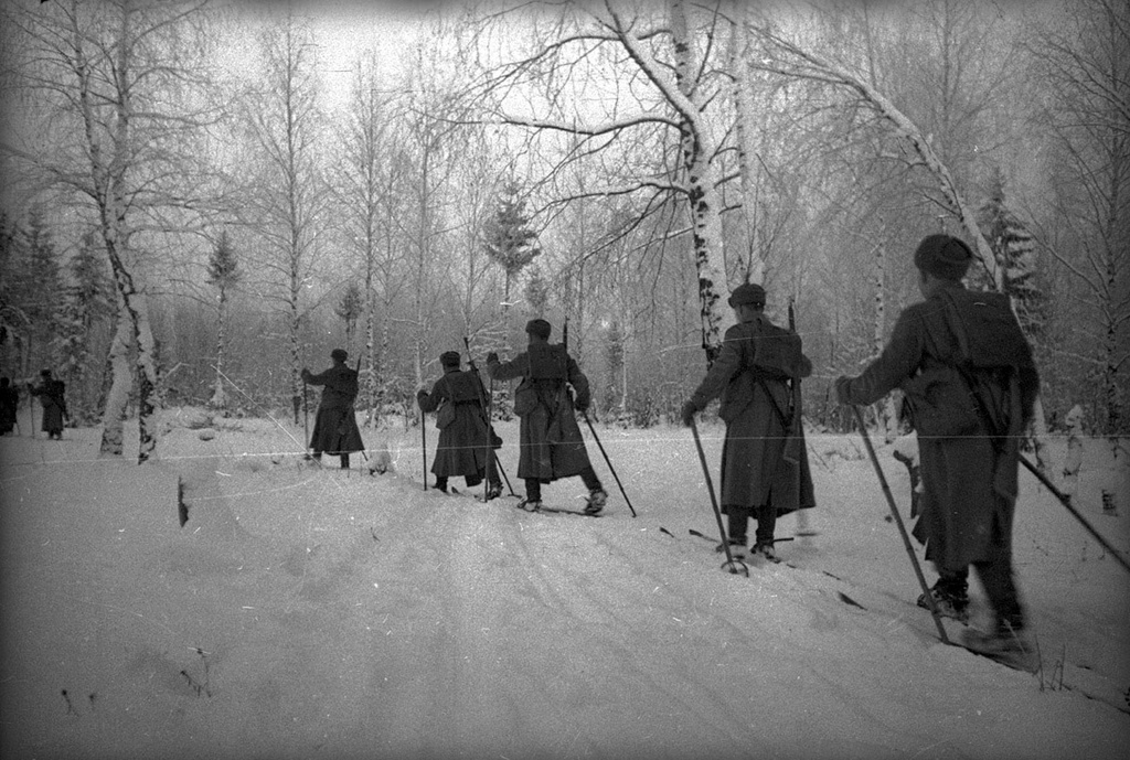 В зимнем лагере. Бойцы на лыжах в лесу, январь - февраль 1940