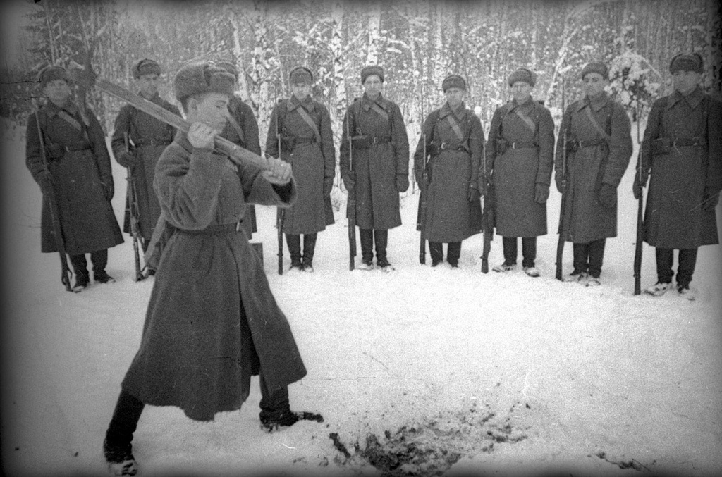 Передовое стрелковое отделение младшего командира М. А. Леухина. Леухин показывает бойцам, как надо пользоваться киркой, 1940 год