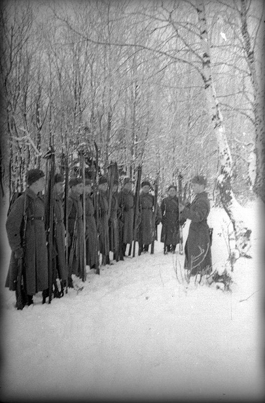 В зимнем лагере. Лейтенант А. Голубев ставит боевую задачу отделению, январь - февраль 1940