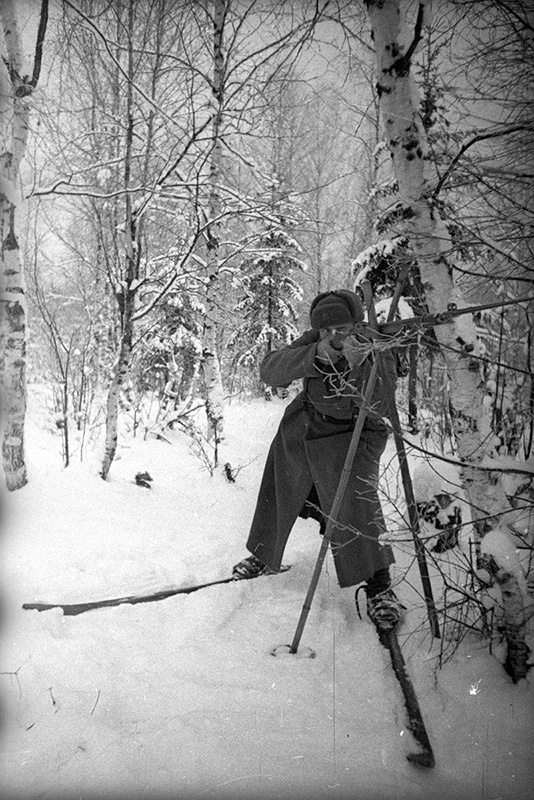 В зимнем лагере. Красноармеец И. Тычный стреляет, стоя, с лыж, январь - февраль 1940