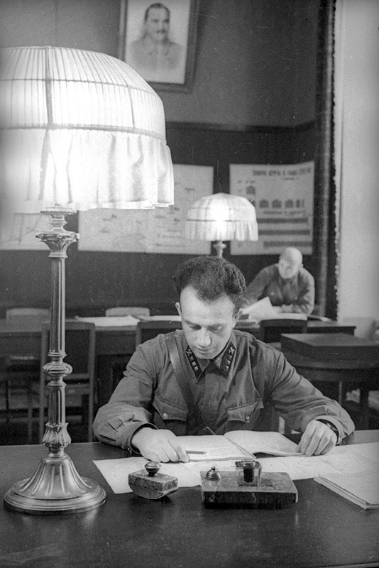 Читальный зал академической библиотеки. Академия механизации и модернизации имени Сталина, ноябрь 1940, г. Москва. Военная академия бронетанковых войск. Академия существовала с 1932 года по 1998 год.Располагалась в Екатерининском дворце в Лефортово.