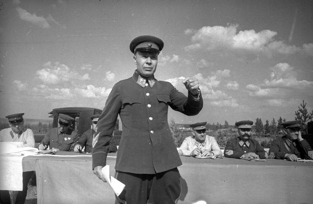Тактические учения в Н-ской дивизии Московского военного округа, август 1940, Московская обл.. Докладывает нарком обороны Семен Тимошенко.
