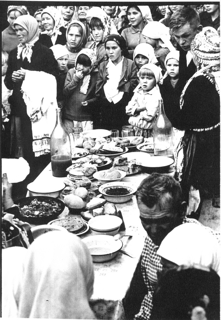 Свадьба. Угощение гостей в  доме у родителей невесты, 1970 год, Марийская АССР, Моркинский р-н. Выставка «Традиционная марийская свадьба» с этой фотографией.