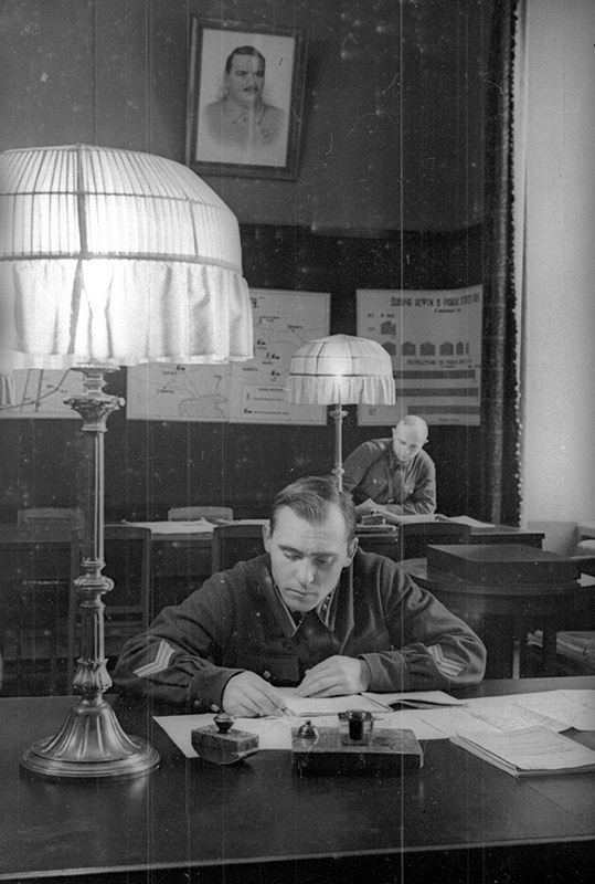 Читальный зал академической библиотеки. Академия механизации и модернизации им. Сталина, ноябрь 1940, г. Москва. С 1967 года – Военная академия бронетанковых войск имени Маршала Советского Союза Р. Я. Малиновского. Академия существовала с 1932 по 1998 год.