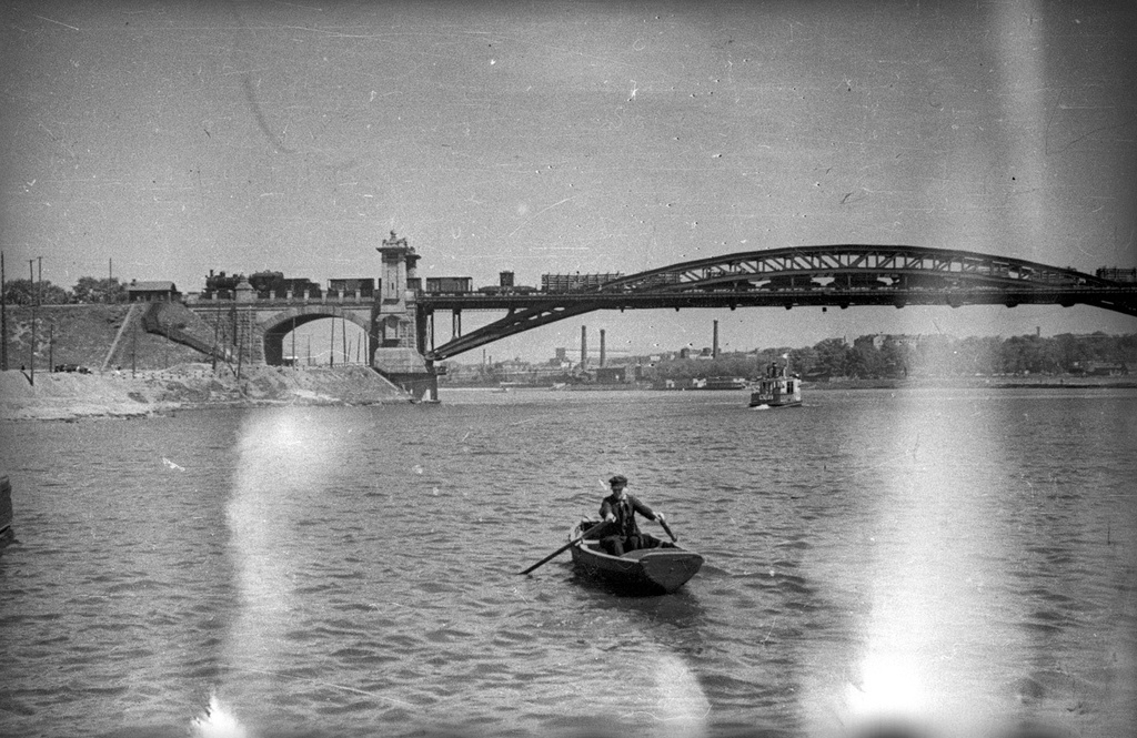 Лужнецкий мост, 1934 год, г. Москва. Первоначальное название - Мост Императора Николая II. Построен в 1905-1907 годах по проектам инженера Лавра Проскурякова и архитектора Александра Померанцева. Сразу после Февральской революции получил новое название - Краснолужский - в честь урочища Красный Луг, расположенного перед мостом. В 2001 году после реконструкции стал называться Новым Краснолужским. 