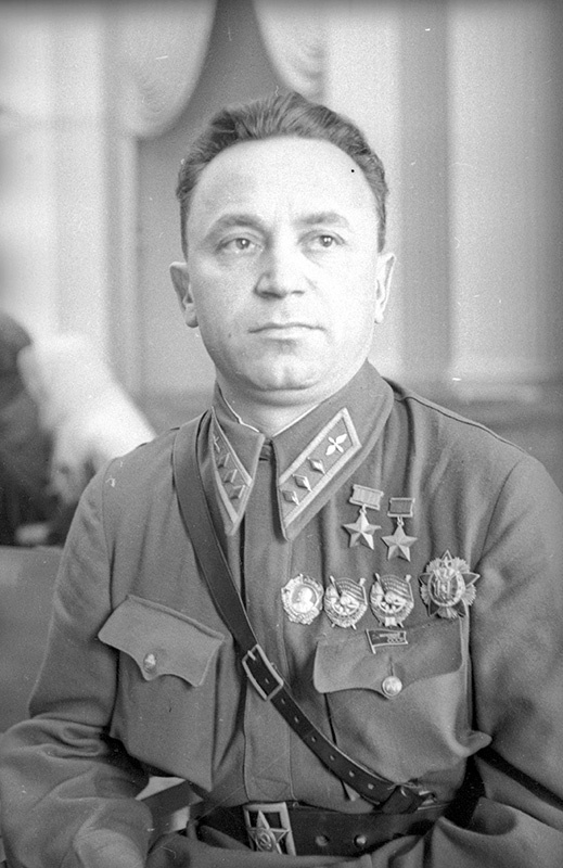 Комкор Денисов Сергей Прокопьевич, дважды герой Советского Союза, 1940 год, г. Москва