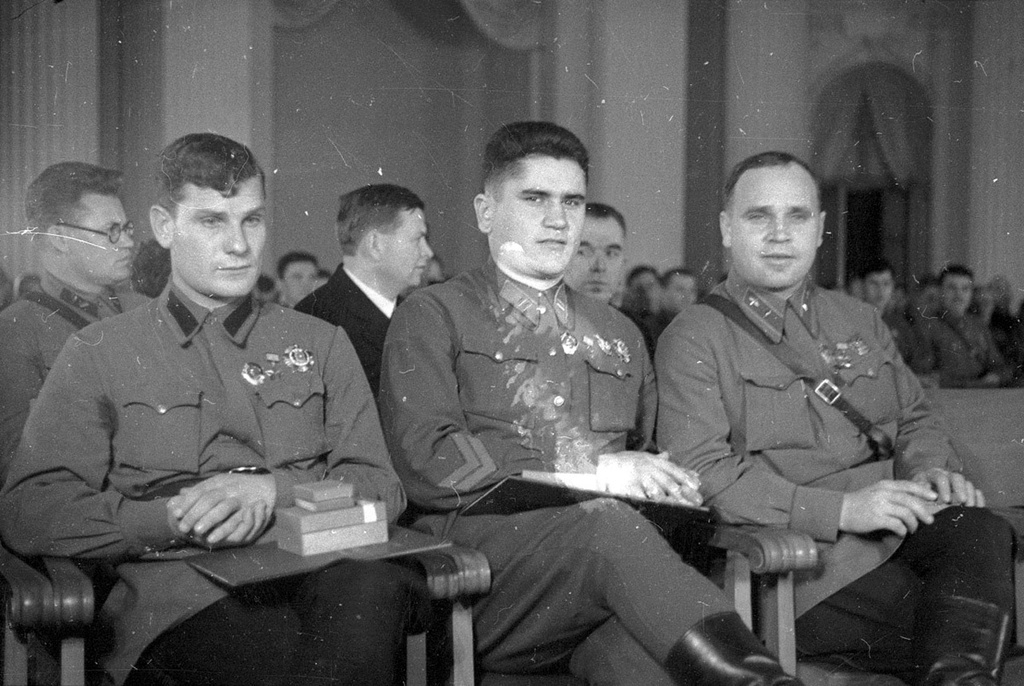 Младший командир Мефодий Козлитин, майор Митрофан Нога и комбриг Иван Евсевьев, 1939 - 1940, г. Москва