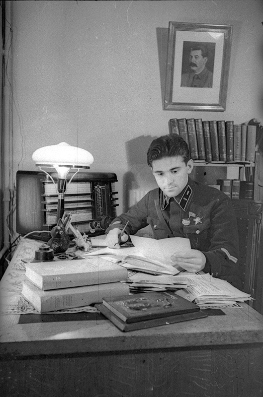 Мастер спорта Н. К. Иванов, красноармеец, 1940 год, г. Москва. Военная академия бронетанковых войск. Академия существовала с 1932 года по 1998 год.Располагалась в Екатерининском дворце в Лефортово.