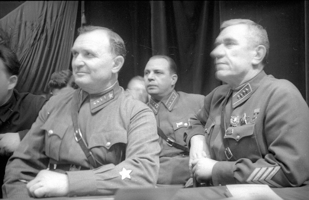 Партконференция МВО. В президиуме Ефим Щаденко, Михаил Хозин и Иван Захаркин, 1939 год