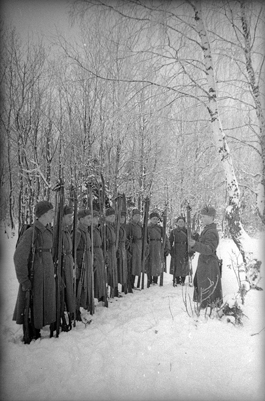 В зимнем лагере. Лейтенант А. Голубев ставит боевую задачу отделению, январь - февраль 1940