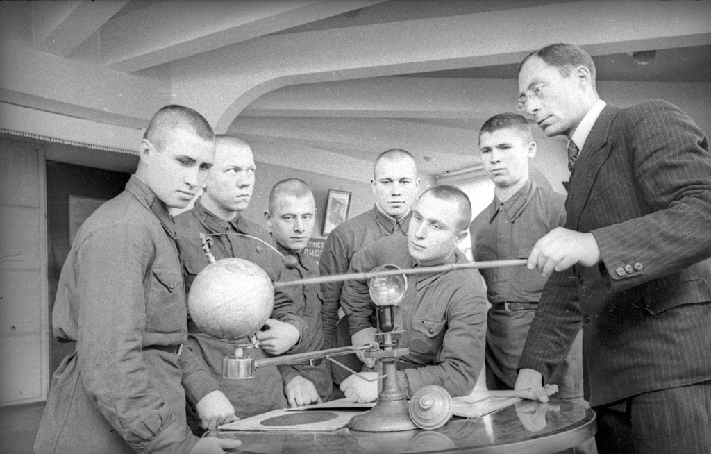 Лектор планетария Рувим Цветов беседует с бойцами о законах движения небесных тел, 1939 - 1941, г. Москва