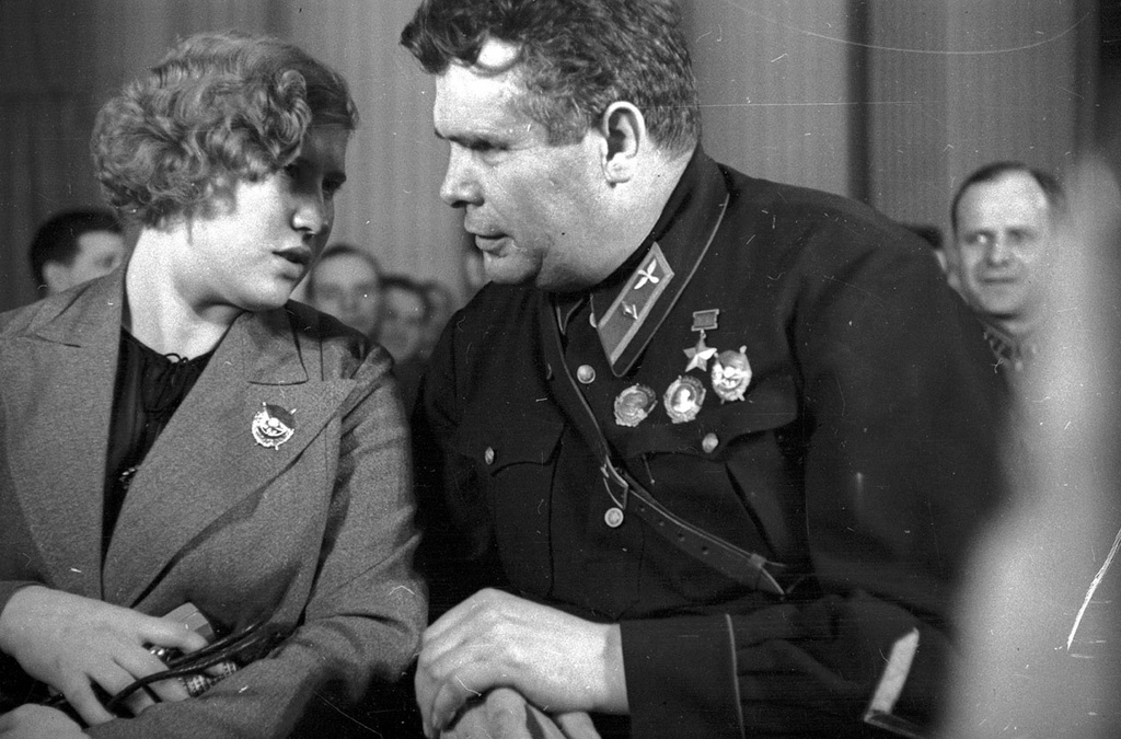Герой Советского Союза Михаил Водопьянов и жена комкора Павлова, 1940 - 1941, г. Москва