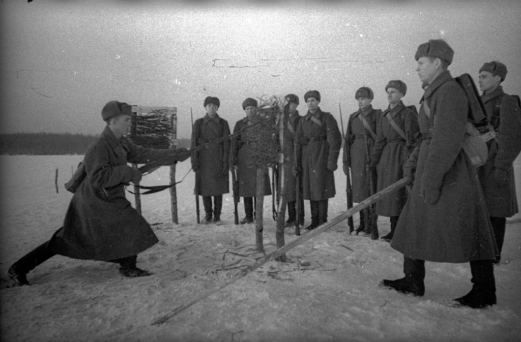 Передовое стрелковое отделение младшего командира М. А. Леухина. Командир Леухин обучает бойцов штыковому бою, 1940 год