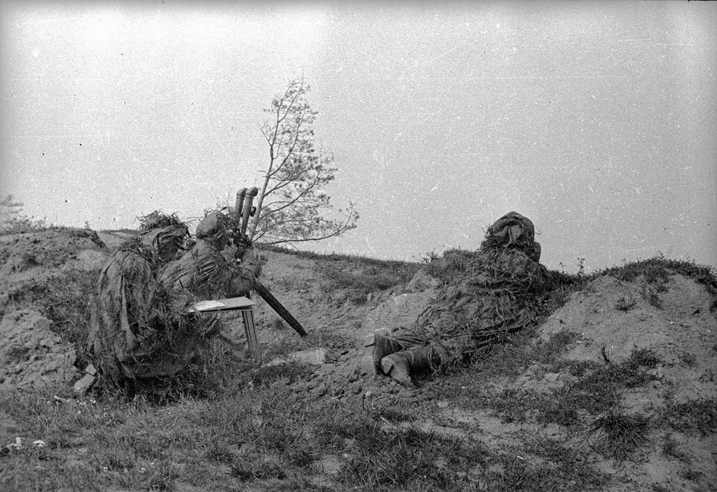 Хорошо замаскированные бойцы-пехотинцы, 1939 год