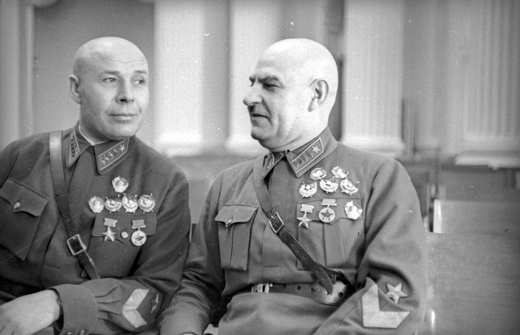 Маршалы Советского Союза Семен Тимошенко и Григорий Кулик, 1940 год, г. Москва. Выставка «Два советских ордена» с этой фотографией.