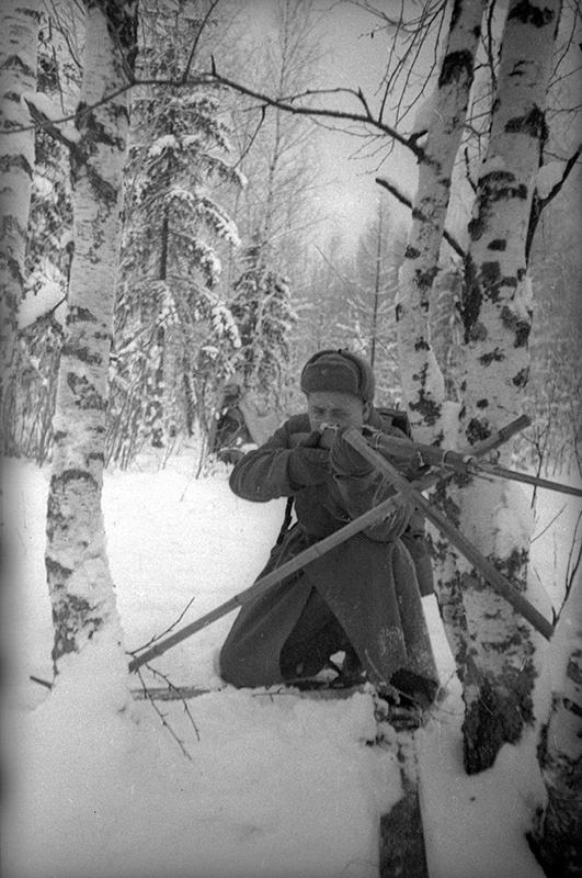В зимнем лагере. Красноармеец М. Тараканов стреляет сидя с лыж, январь - февраль 1940