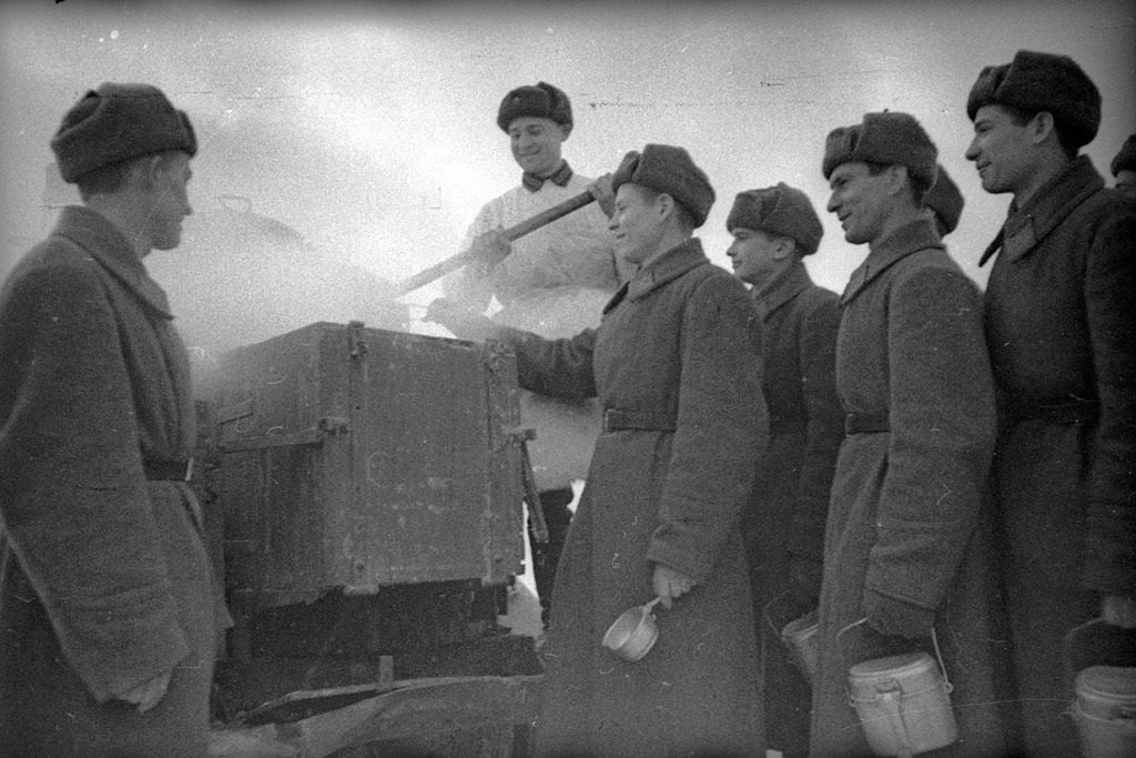 Передовое стрелковое отделение младшего командира М. А. Леухина. Повар-красноармеец А. С. Булавин выдает обед, 1932 год