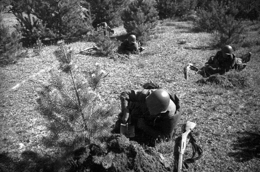 Пулемётчики окапываются. Тактические учения в Западном Особом военном округе, август - сентябрь 1940