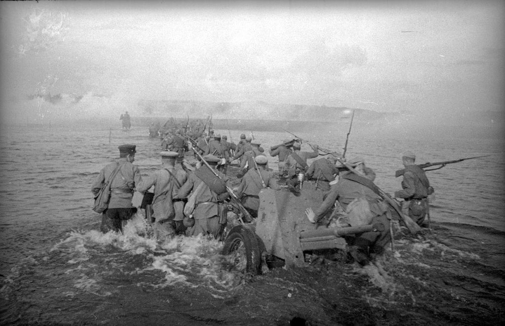 Форсируют реку. Тактические учения в Западном Особом военном округе, август - сентябрь 1940