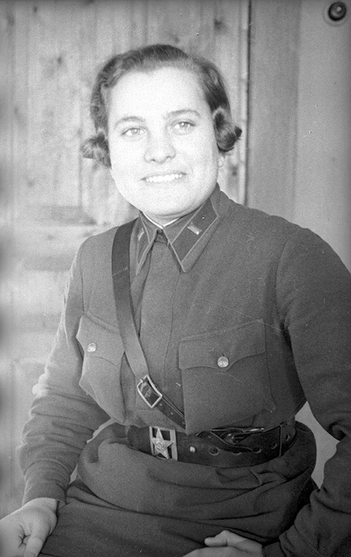 Советско-финская война. Военврач III ранга Валентина Афанасьевна Плющ, 1939 год. В 1939 году окончила 1-й Киевский медицинский институт. По окончании института была призвана в Красную Армию. С 1939 года – младший врач 146-го стрелкового Богунского полка 44-й стрелковой Киевской Краснознаменной дивизии. В составе 44-й Киевской дивизии участвовала в освободительном походе в Западную Украину, в советско-финской войне.В первых числах января 1940 года при отражении наступления финских частей на одном из участков обороны 146-го полка предотвратила панику и увлекла за собой бойцов в контратаку, тем самым ликвидировав угрозу прорыва обороны полка. За этот подвиг 14 февраля 1940 года представлена к званию Героя Советского Союза. Награждена орденом Ленина (Указ Президиума Верховного Совета СССР от 21 мая 1940 года).