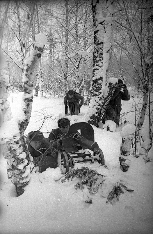 В зимнем лагере. Пулеметный расчет занял оборону, январь - февраль 1940