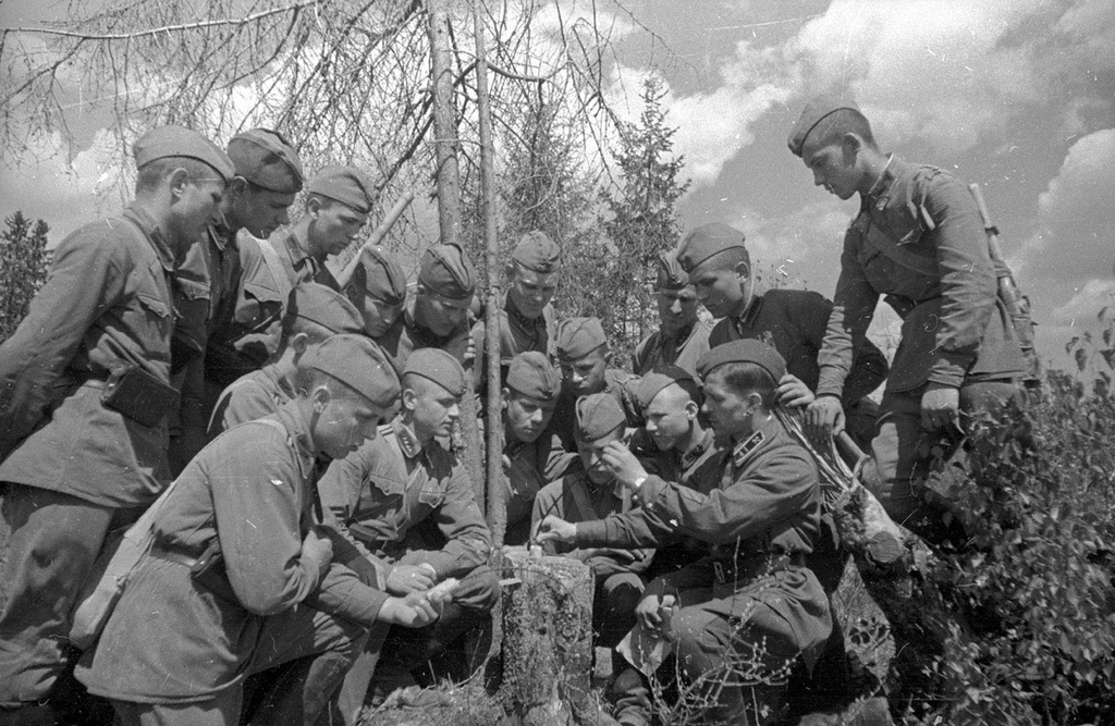 Майор А. С. Бухтин проводит занятия с курсантами – «Подрывание деревьев и пней», 1939 - 1941